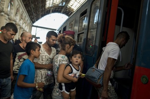 In Budapest wurde der Ostbahnhof am Donnerstag wieder geöffnet. Die Menschen stürmten die Züge. Foto: AP