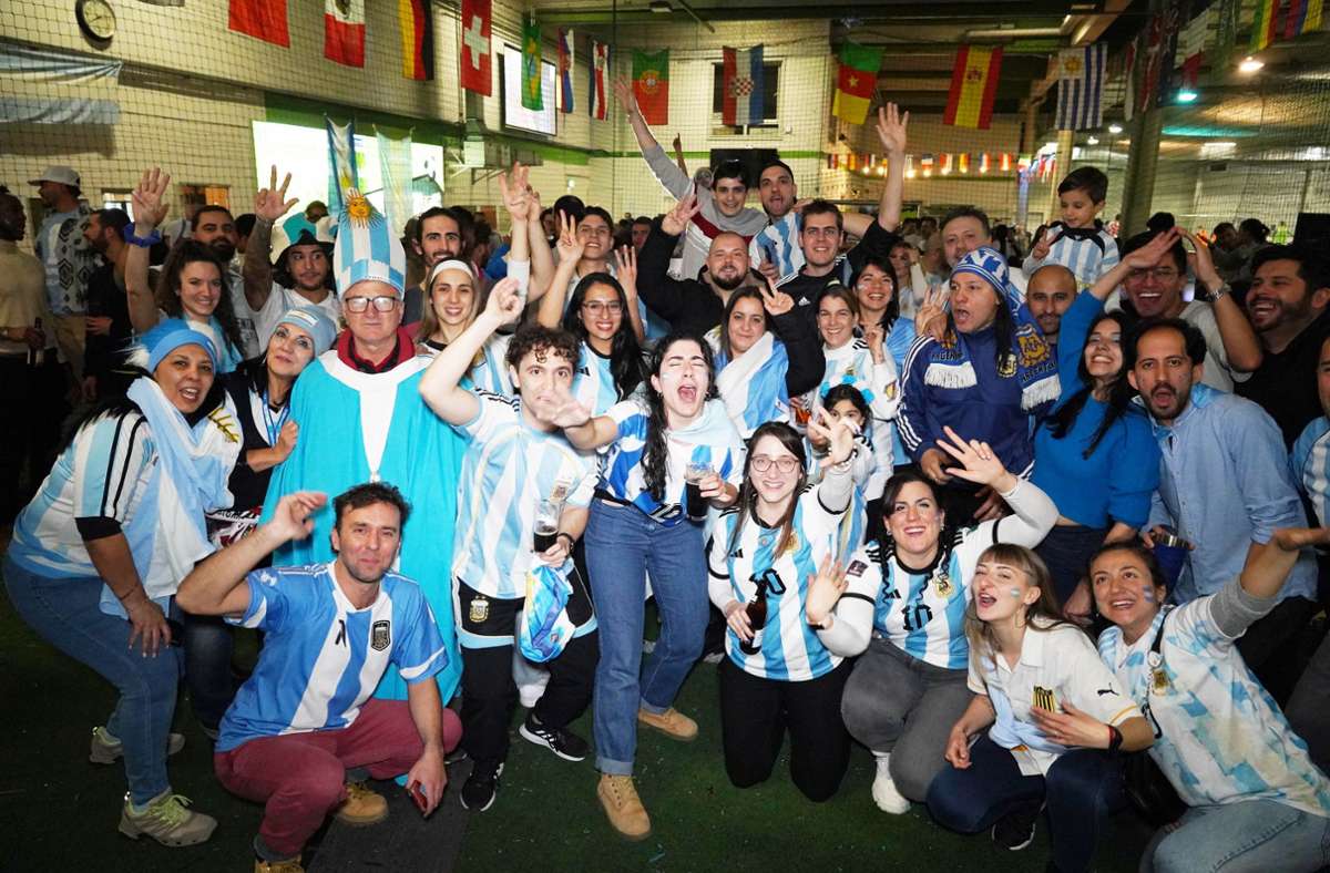 Gruppenfoto mit glücklichen Fans: Der WM-Titel wird in Fellbach gefeiert.
