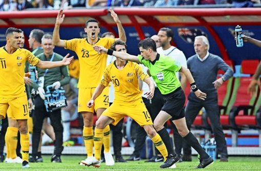 Empörte Australier: Schiedsrichter Cunha entscheidet auf Elfmeter für Frankreich – nach Rücksprache mit den Videoassistenten. Foto: AP