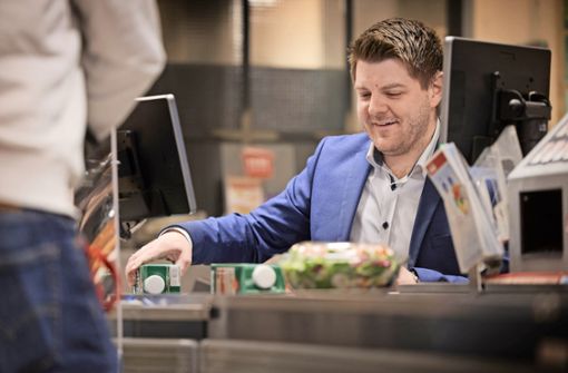 Kurzzeitmitarbeiter: Kernens Bürgermeister Benedikt Paulowitsch an der Supermarktkasse in Stetten Foto: Gottfried Stoppel