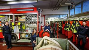 Mitglieder der freiwilligen Feuerwehr: Steffen Knödler, Janina Weber, Sven Kurz und Lukas Simon (von links) in der Fahrzeughalle in Rudersberg. Foto: Gottfried Stoppel