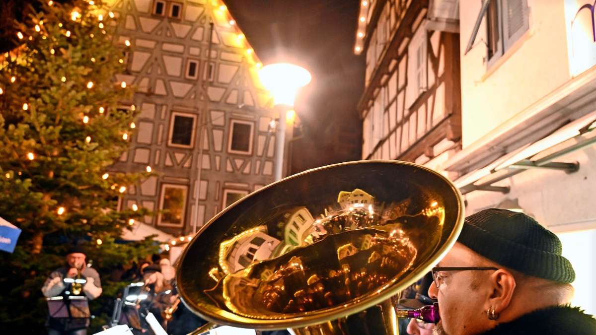 Mit Tuben und Trompeten: Stimmungsvolle Spiegelung in Oberstenfeld