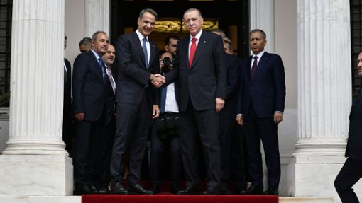 Der griechische Premier und der türkische Präsident gehen aufeinander zu: Kyriakos Mitsotakis (li.) und Recep Tayyip Erdogan. Foto: dpa/Michael Varaklas