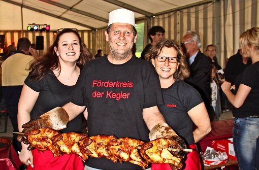 Gute Stimmung am Grill: Michael Matutt und zwei Helferinnen. Foto: Georg Friedel