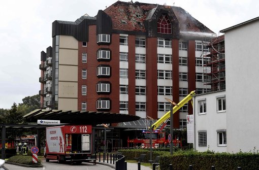 Die oberen Stockwerke des Krankenhauses Bergmannsheil in Bochum sind ausgebrannt. Foto: AFP
