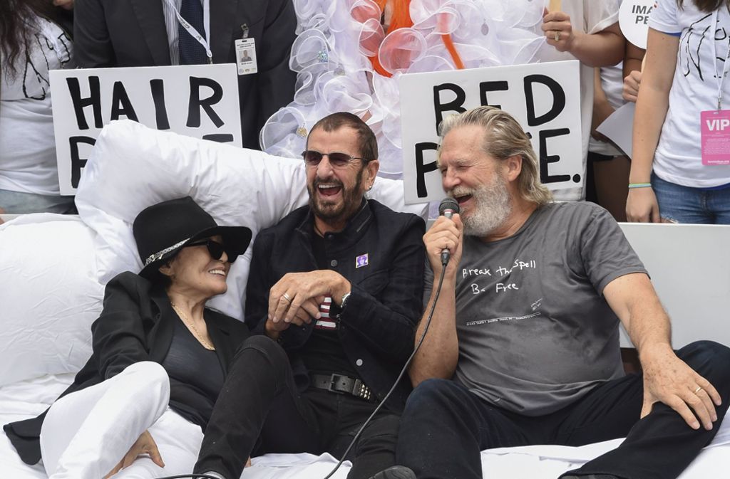 Anstelle von John Lennon traten sein ehemaliger Beatles-Kollege Ringo Starr (Mitte) und Oskar-Preisträger Jeff Bridges zur Aktion an und ließen sich mit Yoko Ono ablichten.