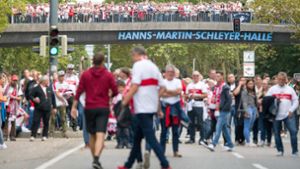 Zu Fuß oder mit Stadt- oder S-Bahn sollten die Fans am Freitag zum VfB-Spiel kommen. Foto: dpa