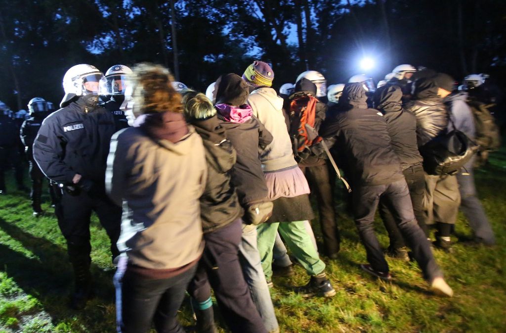 Polizei kontra G20-Gegner auf der Elbhalbinsel Entenwerder Foto: dpa