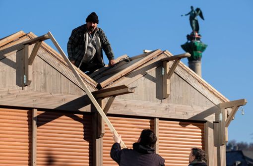 Aus Aufbau wird Abbau. Die Absage des Weihnachtsmarkts trifft die Schausteller hart. Foto: Lichtgut/Max Kovalenko