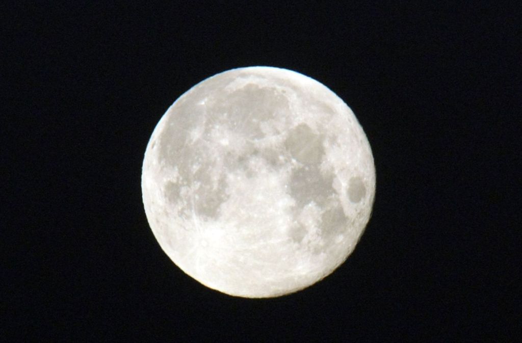 Mond-Wasser: Dieses Nass ist der Inbegriff des esoterischen Kult-Getränks. Laut Herstellerangaben wird „Luna“-Wasser nur in bestimmten Mondphasen wie bei Vollmond oder Neumond abgefüllt. Und das auch nur zu bestimmten Stunden.