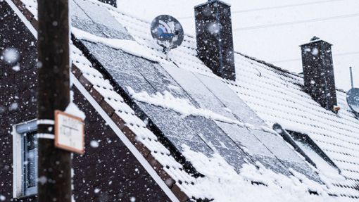 Schnee auf der Satellitenschüssel verhindert, dass die Signale vom Satelliten  bei der Empfangseinheit ankommen. Foto: Imago/Robert Poorten