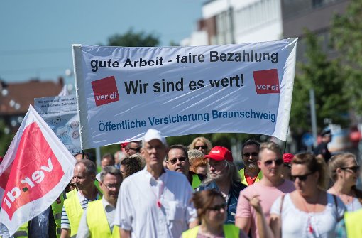 Die Versicherer werden von Arbeitsniederlegungen erschüttert (hier ein Demonstrationszug in Hannover). Foto: dpa