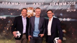 ARD-Kommentator Steffen Simon (rechts) hat sich „on air“ für einen Fehler bei der WM 2018 entschuldigt. Foto: dpa