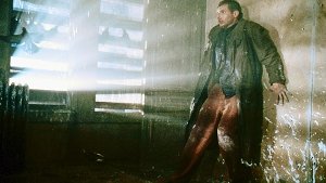 Kultiger Zukunftskrimi: Szene aus „Blade Runner“ mit Harrison Ford in der Rolle des Roboter-Jägers Rick. Foto: defd Deutscher Fernsehdienst
