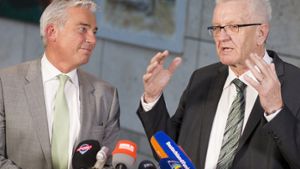 Thomas Strobl (l.), Landesvorsitzender der CDU, und Winfried Kretschmann sprechen über die laufenden Koalitionsverhandlungen. Foto: dpa