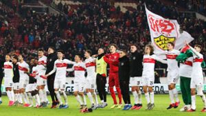 Das Team des VfB Stuttgart bejubelt das 3:0 gegen den 1. FC Heidenheim. Foto:  