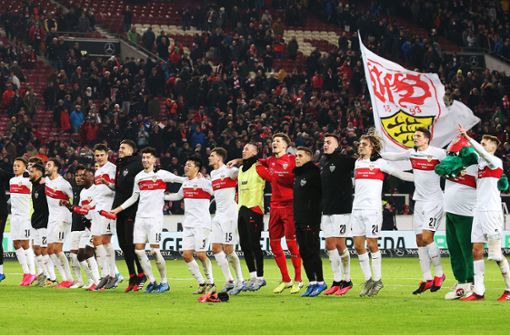 Das Team des VfB Stuttgart bejubelt das 3:0 gegen den 1. FC Heidenheim. Foto:  