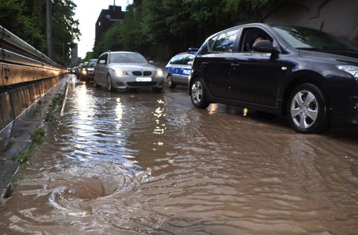 Starkregen und Hagel haben am frühen Sonntagabend zu Überschwemmungen in der Stuttgarter Innenstadt geführt. Foto: Fotoagentur Stuttgart