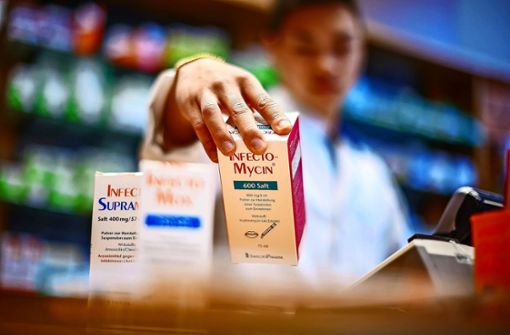 Fehlende Perspektive für Pharmazeuten? In den vergangenen 20 Jahren hat sich die Anzahl der selbstständigen Apotheken in Deutschland beinahe halbiert. Foto: dpa/Jan Woitas