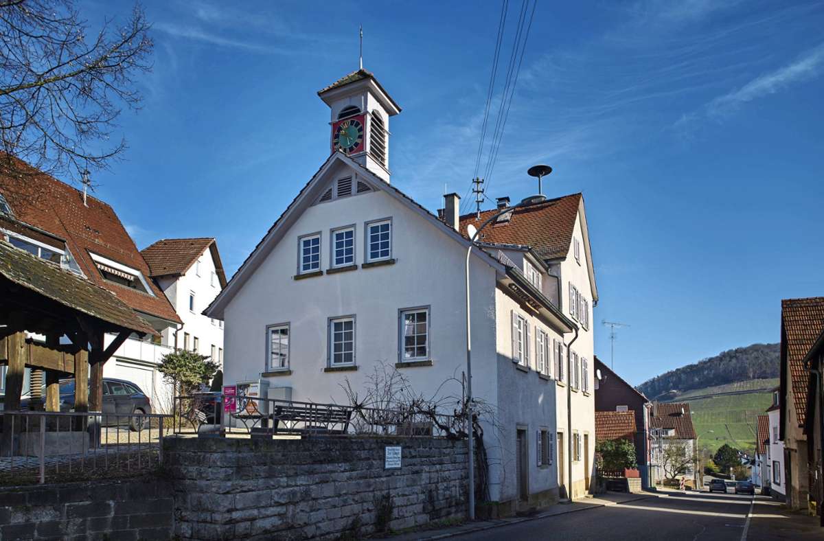 Der Glockenturm mit Uhr ist weithin sichtbar und ortsbildprägend für Hanweiler.