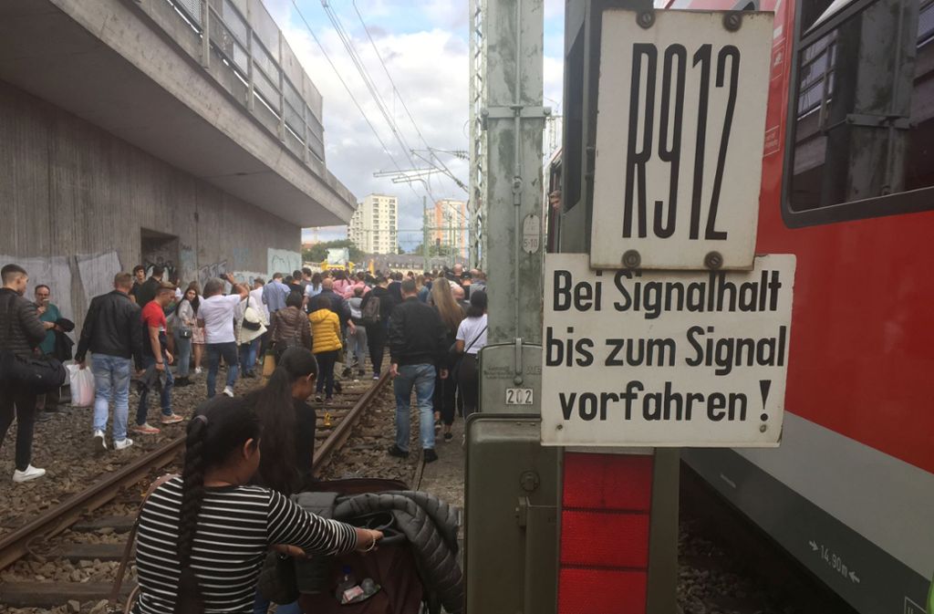Hunderte  Fahrgäste verlassen einen S-Bahn-Tunnel am Hauptbahnhof zu Fuß. Foto: dpa/Bernward Loheide