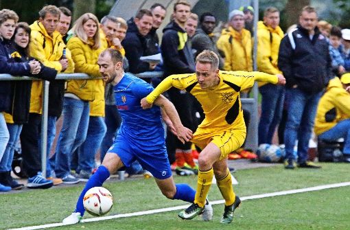 Im April ist der FC (links Steffen Leibold) dem GSV (rechts Markus Tränkle) meist einen Schritt voraus gewesen. Foto: Archiv (avanti)
