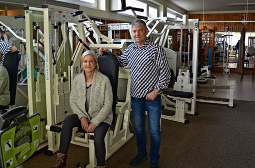 Zum Abschied: Ines und Harry Graf sitzen im Trainingsraum ihrer Praxis, die sie 25 Jahre lang betrieben haben. Foto: Dominik Florian