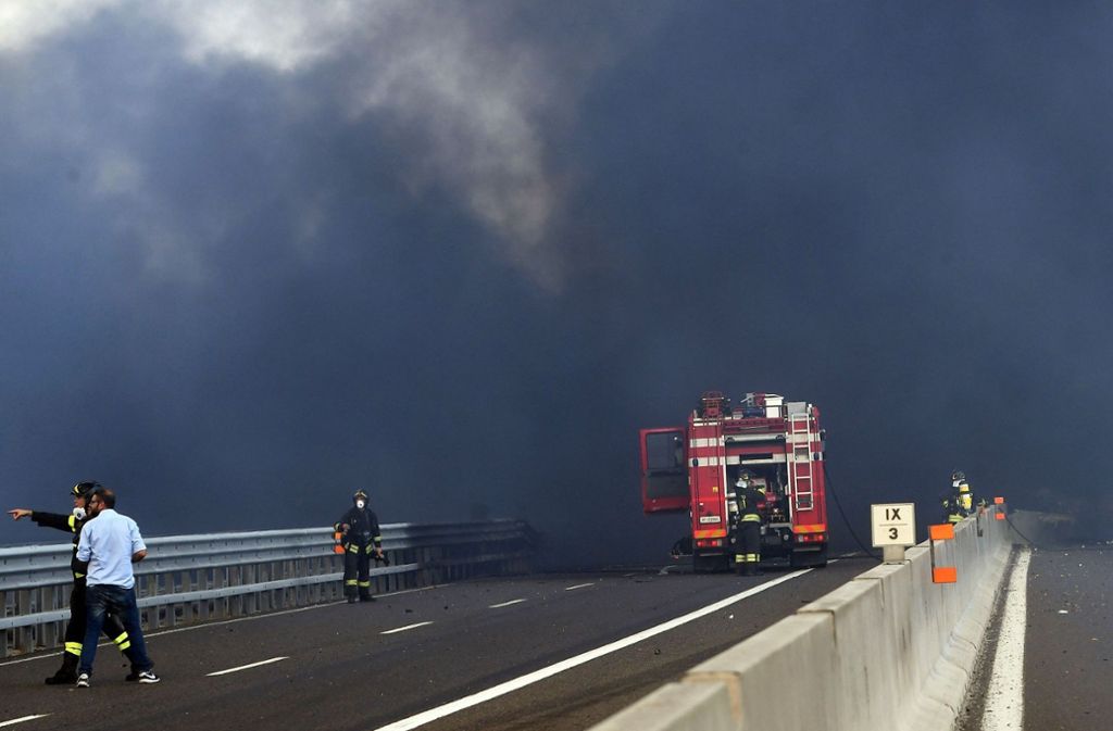 Über der Autobahn hängt nach der Explosion eine dunkle Rauchwolke.
