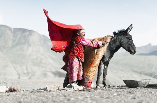 Ein Mädchen mit ihrem Esel in Pamir, Whakan Corridor – Afghanistan. Foto: Varial Cedric Houin/IMSPC17