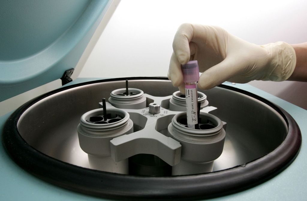 Ein Röhrchen mit einer Blutprobe wird in eine Zentrifuge gestellt, um Blutuntersuchungen durchzuführen. Foto: dpa-Zentralbild