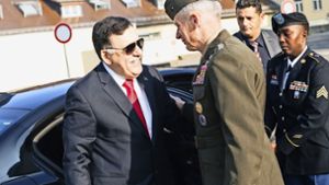 US-Africom-Kommandeur Thomas Waldhauser (re.) empfängt Libyens Regierungschef Fayez al-Sarraj in seinem Hauptquartier in Stuttgart. Foto: Lichtgut/Verena Ecker