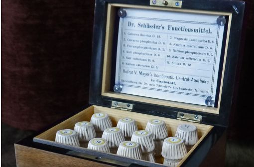 Alternativmedizinische Rarität: Kiste mit elf Schüssler-Salzen aus dem Jahr 1923. Foto: Wikipedia/DeepSilent63 CC-BY-SA 4.0