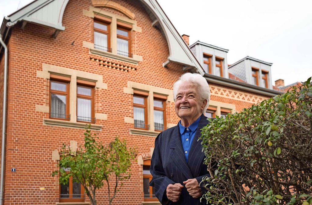 125 Jahre Familiengeschichte auf zwei Stockwerken: Heidi Bareuther vor ihrem Haus