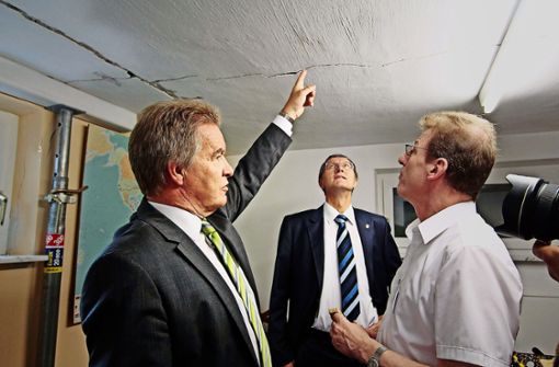 Der Minister Franz Untersteller (links) und der Landrat Roland Bernhard besichtigen die Schäden, über die sie  verhandeln werden (das Bild entstand 2014) . Foto:  
