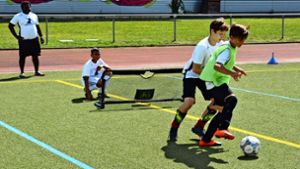 Genau hingeschaut: Francis Pola (hinten) sieht sich die Fortschritte seiner Fußballschüler genau an. Foto: Marius Venturini