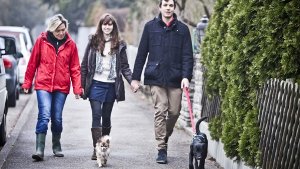 Linos Rudel bei diesem Spaziergang: Sabine Poeppel (links), Tobias und seine Freundin Carolin Müller und ihr Hund Bonnie. Foto: Peter Petsch