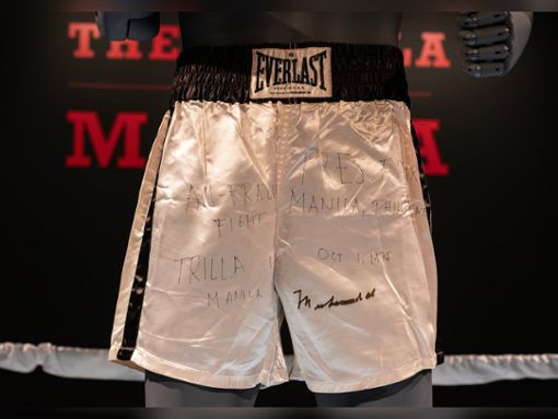 Die weiße Boxhose aus Muhammad Alis legendärem Boxkampf Thrilla in Manila. Foto: Copyright (c) 2024 lev radin/Shutterstock.  No use without permission.
