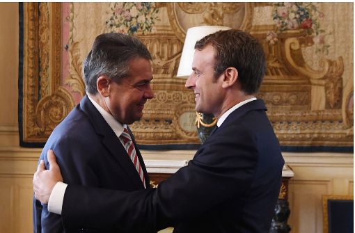 Sigmar Gabriel (links) will die Pläne von Emmanuel Macron unterstützen. Foto: AFP POOL/AP