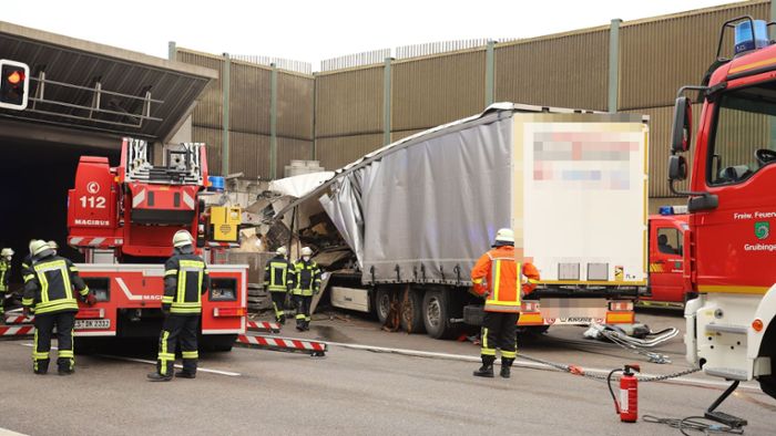 Tödlicher Unfall  in Gruibingen: Lkw-Fahrer kracht gegen Tunnel und stirbt – A8 voll gesperrt