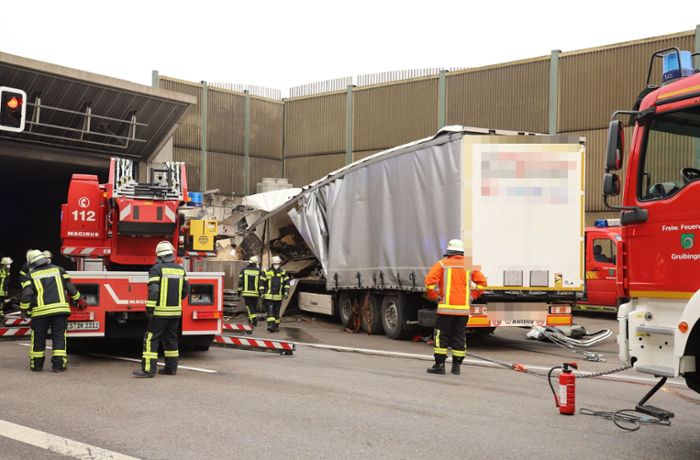Tödlicher Unfall  in Gruibingen: Lkw-Fahrer kracht gegen Tunnel und stirbt – A8 voll gesperrt