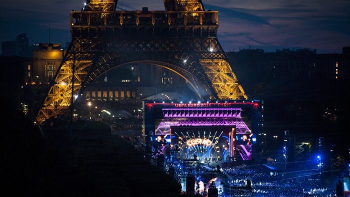 Fans feiern mit David Guetta unter dem Eiffelturm