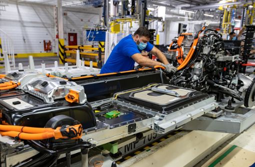 Ein Mitarbeiter des Fahrzeugherstellers Volvo in Belgien arbeitet an der Produktion eines Elektrofahrzeuges. Auch er dürfte bald die Möglichkeit haben, seine Arbeitszeit auf  vier Tage zu reduzieren. Foto: dpa/Kurt Desplenter
