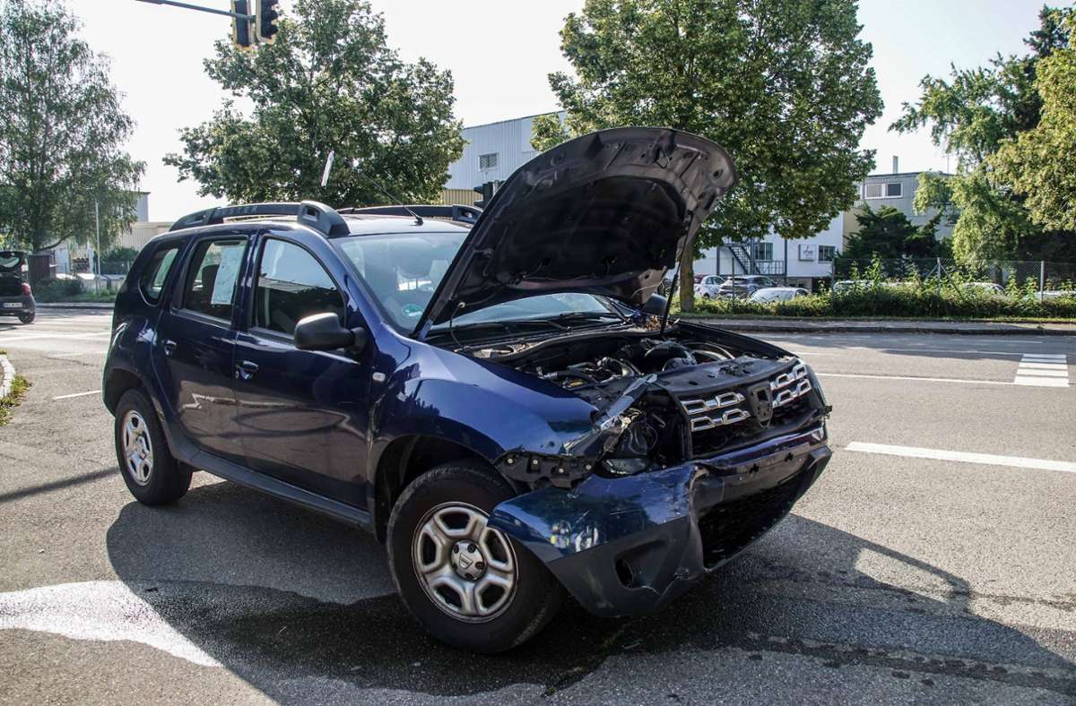 Kreuzungsunfall in Magstadt. Der Dacia des mutmaßlichen Unfallverursachers ist ein Totalschaden. Foto: SDMG/SDMG / Dettenmeyer