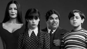 Zuwachs für die Addams Family um Titelheldin Wednesday (Jenna Ortega, 2.v.r.) in Staffel zwei der Erfolgsserie. Foto: Netflix