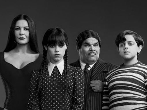 Zuwachs für die Addams Family um Titelheldin Wednesday (Jenna Ortega, 2.v.r.) in Staffel zwei der Erfolgsserie. Foto: Netflix