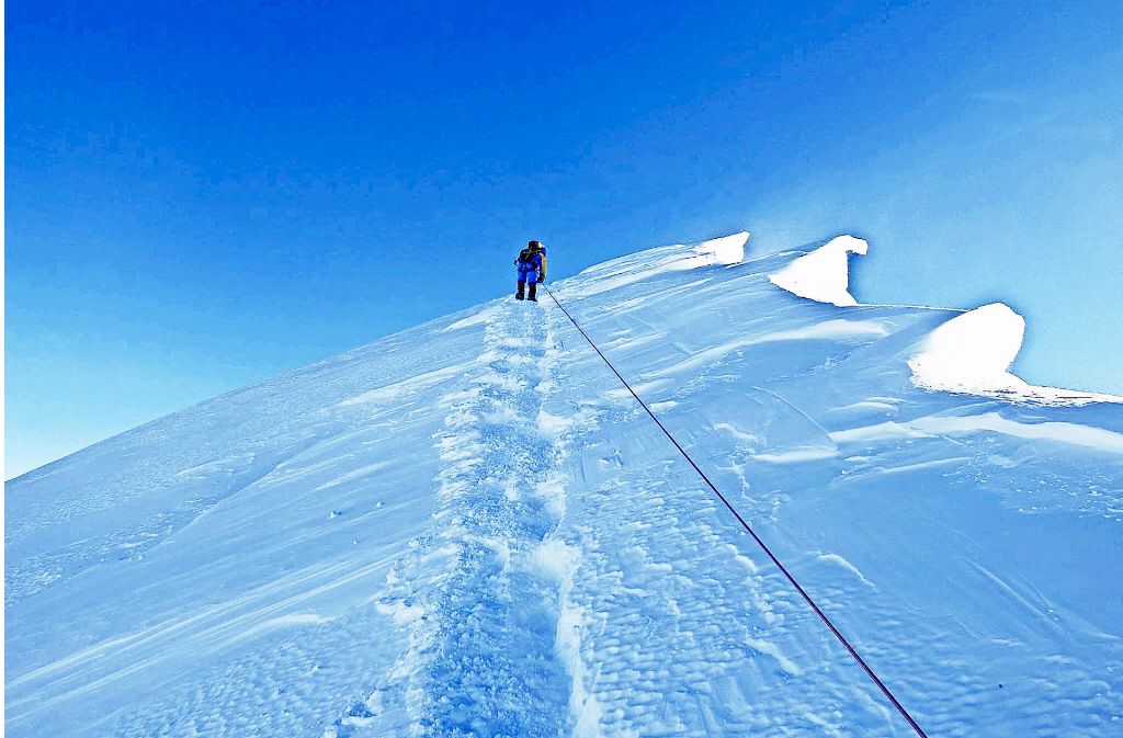 Nur noch wenige Meter – dann ist es geschafft. Der Gipfel des  Mount Everest  ist zum Greifen nah. Foto: Furtenbach Adventures
