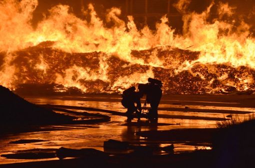 Ein Großbrand auf einem Wertstoffhof in Wiesloch hat die Feuerwehr beschäftigt. Foto: dpa/Julian Buchner