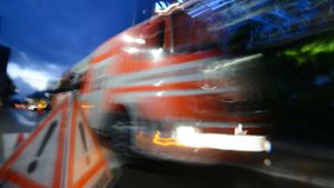 Mit sechs Fahrzeugen und 18 Einsatzkräften ist die Feuerwehr am Freitagabend zu einem Einsatz in Ludwigsburg-Eglosheim ausgerückt. Foto: picture alliance/dpa/Patrick Seeger