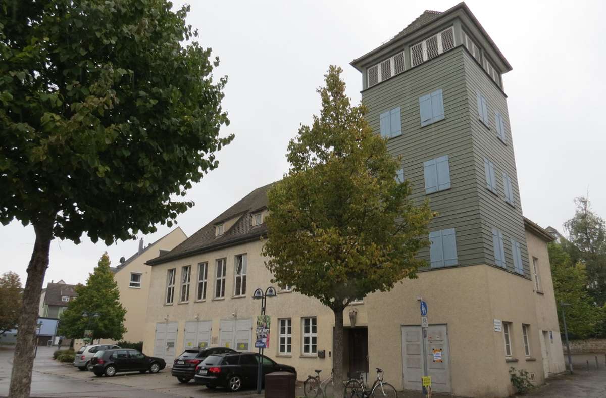 Das alte Feuerwehrhaus an der Korntaler Straße 1 wird abgerissen, es macht Platz für das neue Stadtteilhaus. Foto: /Bernd Zeyer