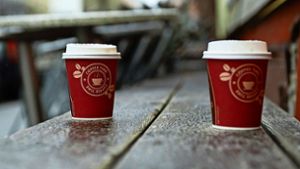 Kaffee zum Mitnehmen ist beliebt, die ordnungsgemäße Entsorgung weniger. Foto: dpa/B. v. Jutrczenka